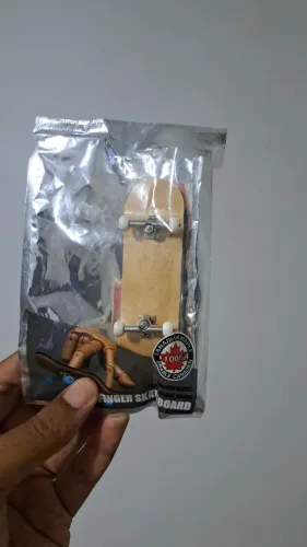 Miniatura de skate de dedo shape de madeira e rolamentos nas rodinhas