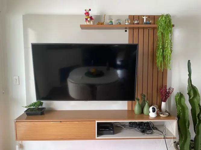 Painel para TV até 60. Com luz, nicho, porta e prateleira
