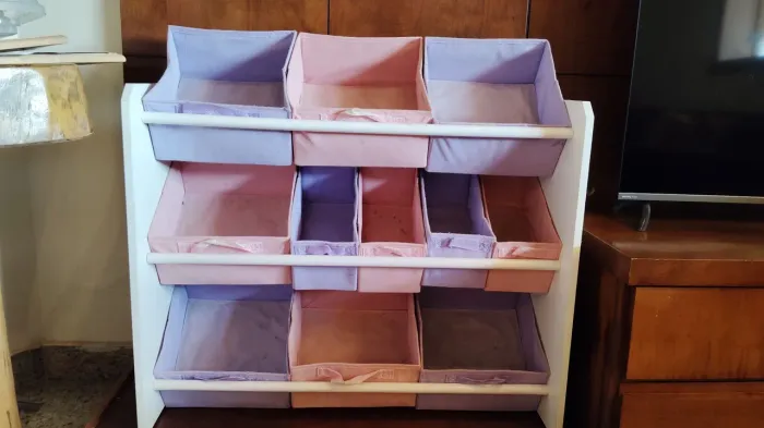 Estante/guardador para brinquedos montessoriana