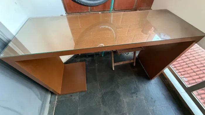 Aparador com tampo de vidro