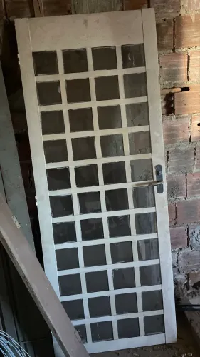 Porta de ferro com vidro transparente