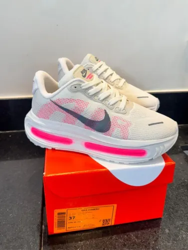 TÊNIS NIKE VOMERO PLUS UP FEMININO