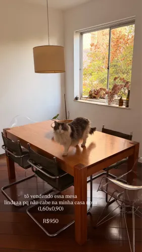 MESA QUADRADA DE MADEIRA
