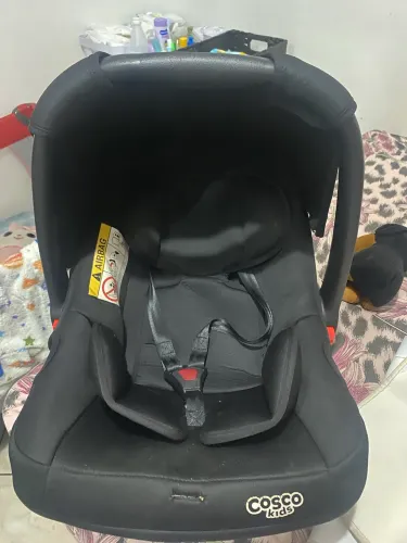 Bebê conforto e bicicleta de equilíbrio