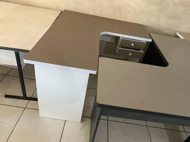 : mesa cinza e branca em L, frete grátis