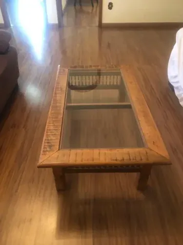 Mesa de centro em madeira e tampo de vidro