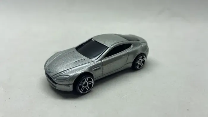 Miniatura Aston Martin V8 Vantage Hot Wheels 1/64