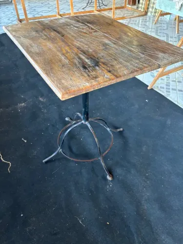 Mesa bistrô de madeira com base em ferro
