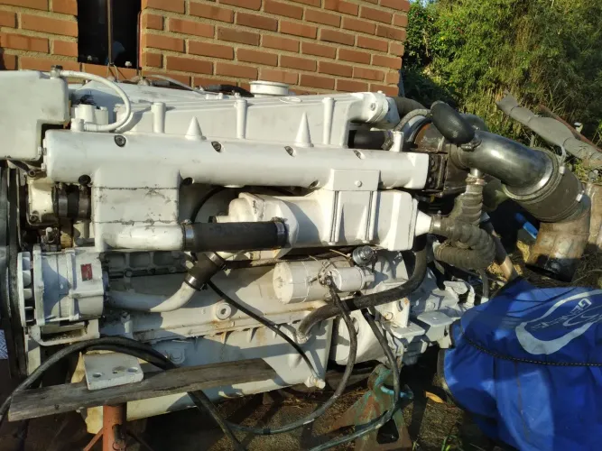 Motor marítimo Mercedes 366 LA Retipar 330hp e caixa de reversão BW60