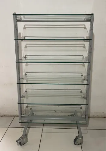 Vendo prateleira de vidro     Altura 1,37   Cm 82