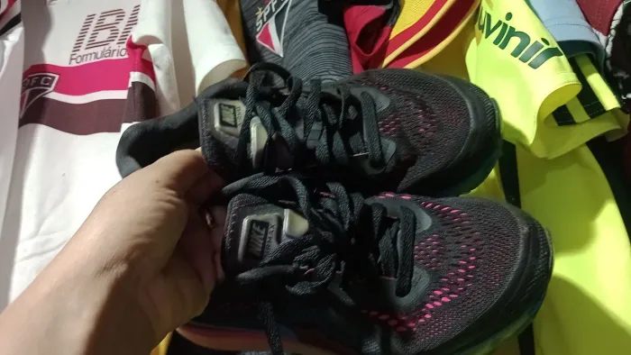 Tênis Nike Feminino Preto com Detalhes Rosa