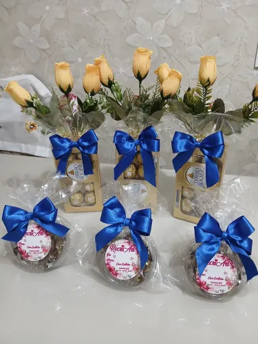 Caixa de Ferrero Rocher com laço azul e tag personalizada
