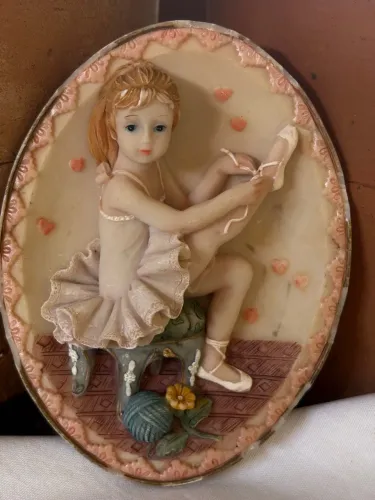 Escultura Bailarina em Moldura em resina, rica em detalhes 12 cm 