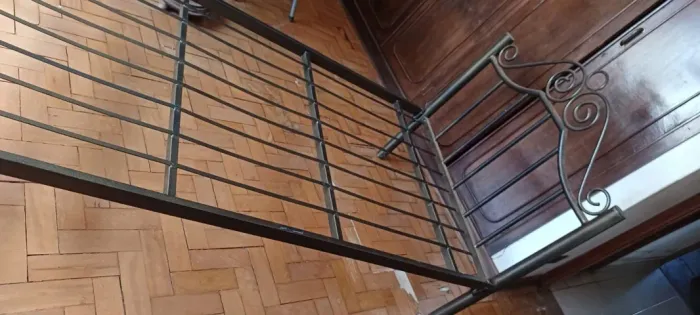 cama de solteiro grande em Metal