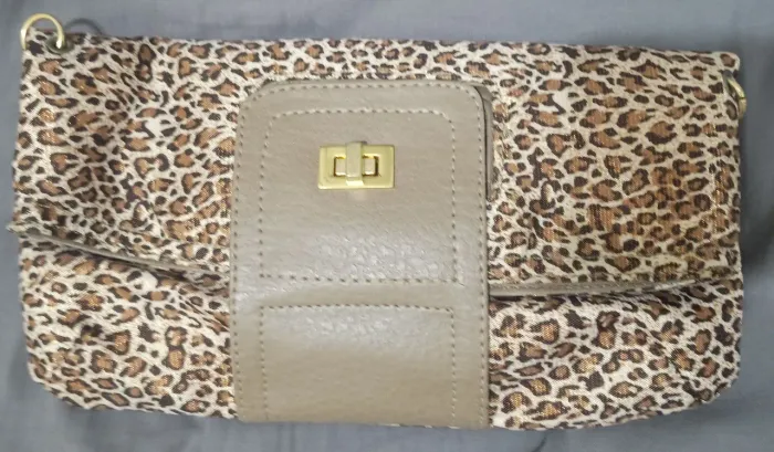Bolsa Clutch Animal Print com Detalhe em Couro