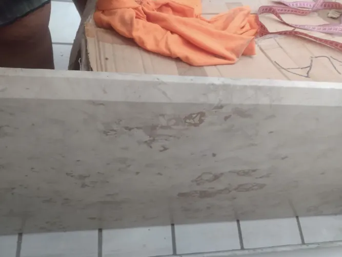 Tampa de mesa em mármore