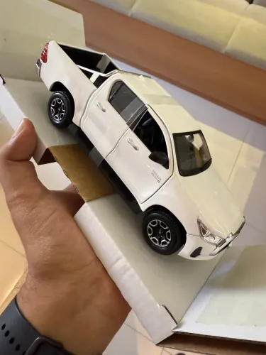 Hilux escala 1/27 em metal