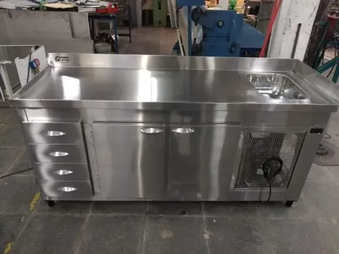 Freezer horizontal com cuba em aço inox.