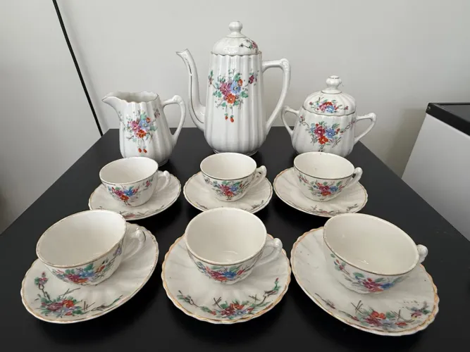 Jogo de Chá em Porcelana antiga com Flores