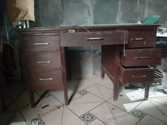 Escrivaninha de madeira maciça