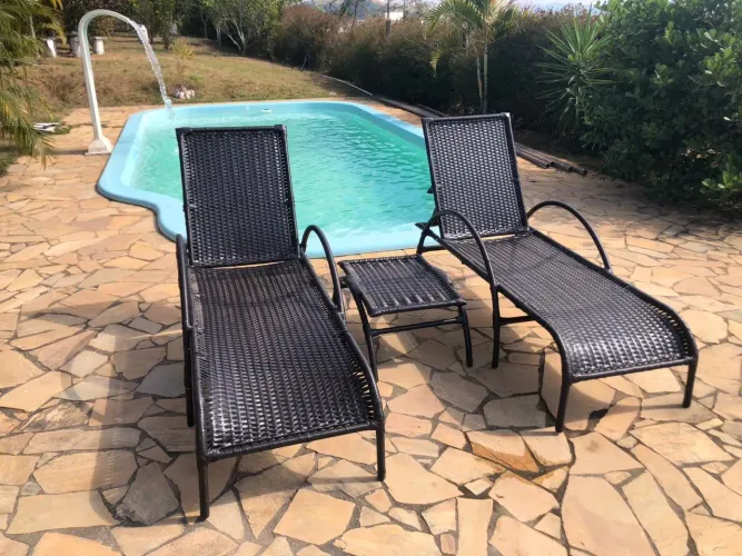 Conjunto Espreguiçadeiras e mesa de apoio de piscina em fibra sintética