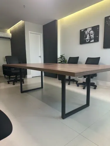 Mesa de reuniões em MDF reforçado, pés em aço em excelente estado. Marca Avantti,