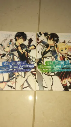 The Misfit of Demon King Academy vol 1 e 2 mangá em inglês