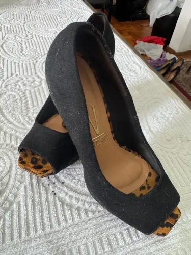 Scarpin preto e onça 