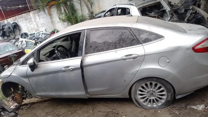 Sucata pra retirada de peças New Fiesta 