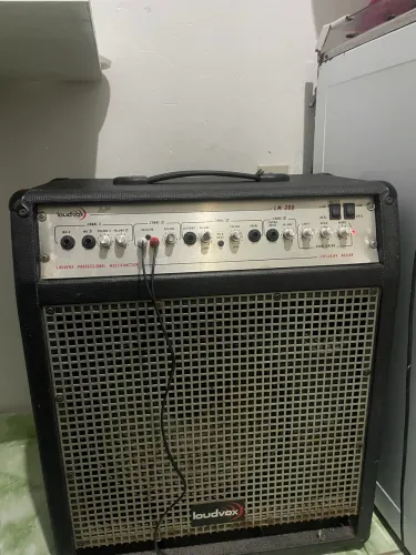 Caixa amplificada profissional Loudvox LM 200.