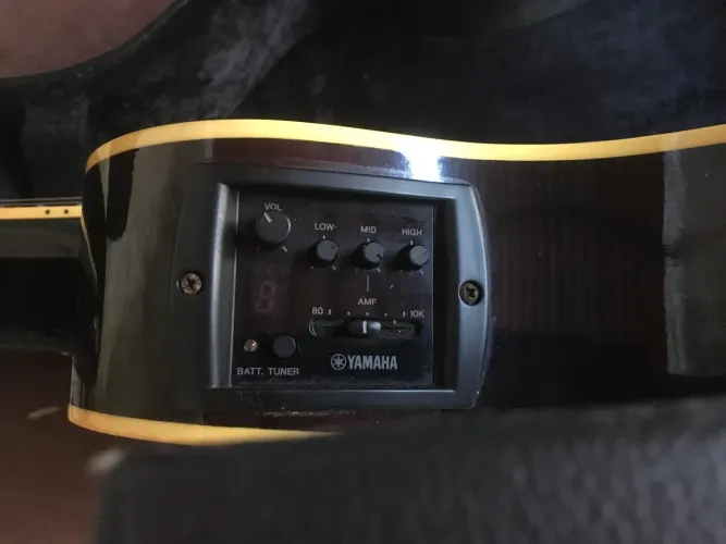 Violão Yamaha com Afinador e Equalizador