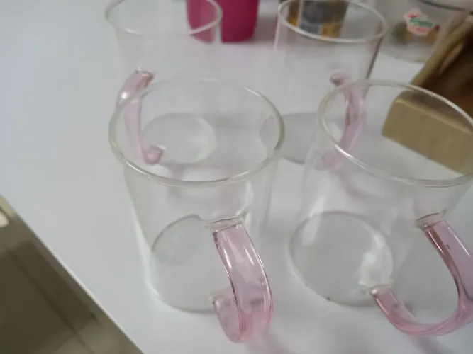 LINDAS XICARAS DE VIDRO TRANSPARENTE COM CABO ROSA.NAO TEM PIRES ,TAMANHO 4 DEDOS VALOR 28