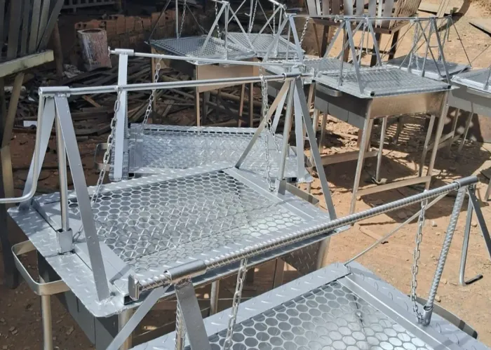 Churrasqueira de Aço Inox com Grelha Ajustável