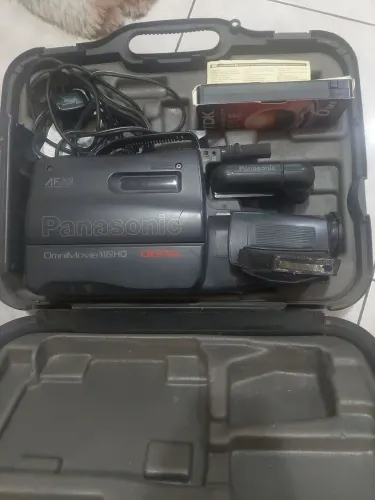 Filmadora Panasonic OmniMovie VHS HQ Digital - Completa com acessórios e case