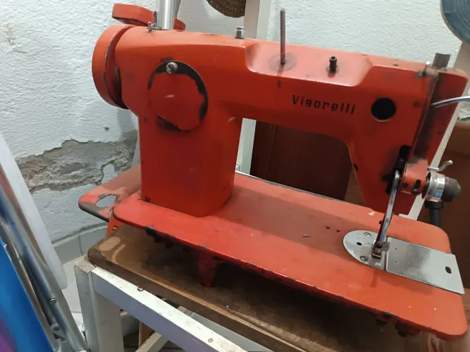 Máquina de costura antiga *RELÍQUIA