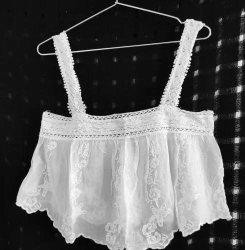 Top de renda branco com detalhes florais