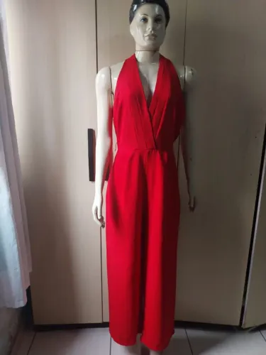 Macacão Vermelho Elegante com Decote Halter