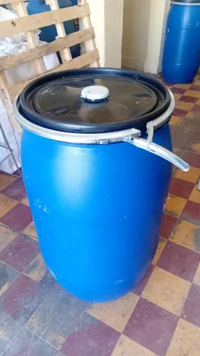 ? BOMBONA PLÁSTICA - 200 LITROS (COM LACRE E ANEL METÁLICO)