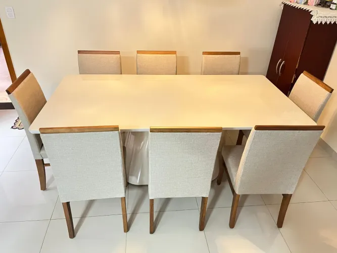 Mesa nova com cadeiras de madeira 