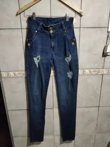Calça Jeans da RI19 Azul Skinny com Detalhes e Rasgos