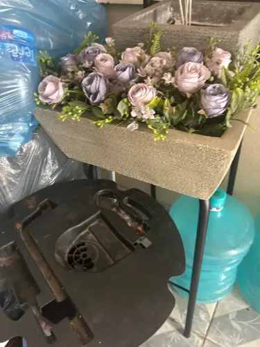 Vaso decorativo com flores artificiais