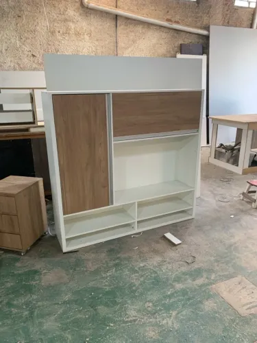 Rack com porta e nichos