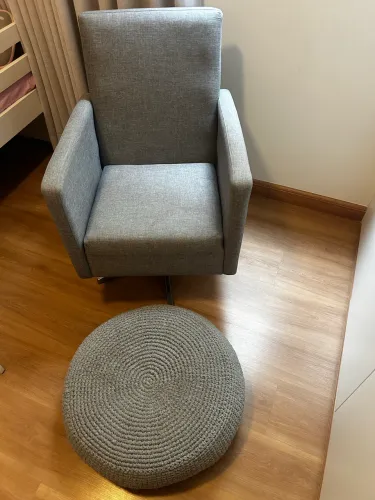 Cadeira de amamentação que gira e balança