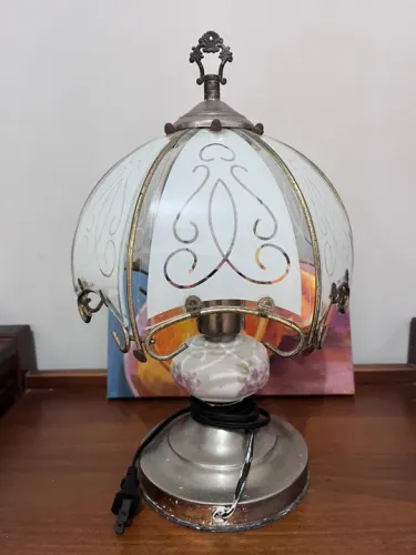 Abajur antigo de porcelana e vidro.