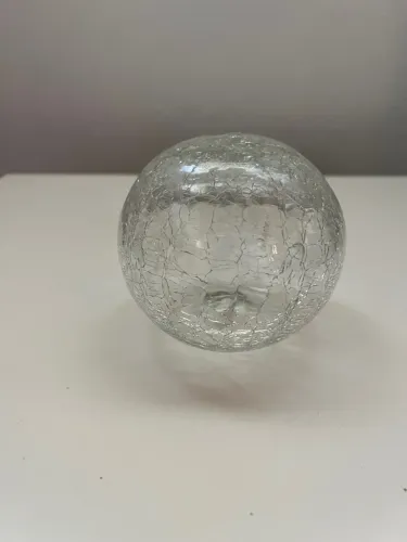 Esfera decorativa de vidro craquelado