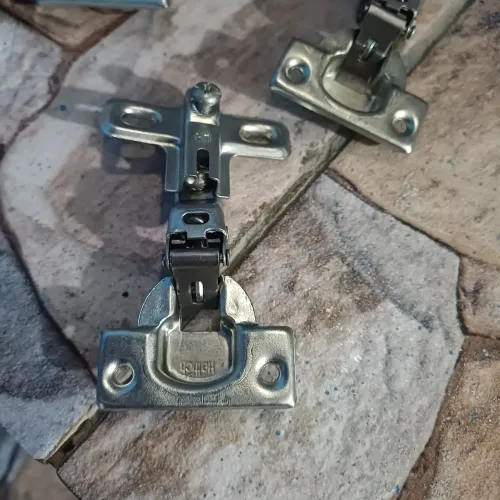 Dobradiças novas