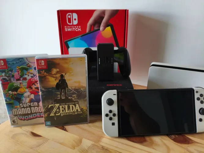 Nintendo Switch OLED + 2 jogos físicos