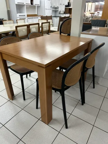 Mesa com 4 cadeiras nova