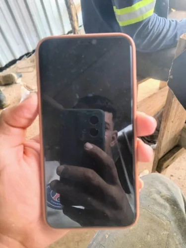 Vendo iPhone 11 Pro Max porém tá com a traseira trincada e os botão de volume parou