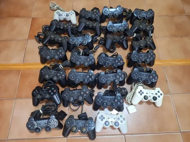 27 controles originais Playstation 2 para manutenção